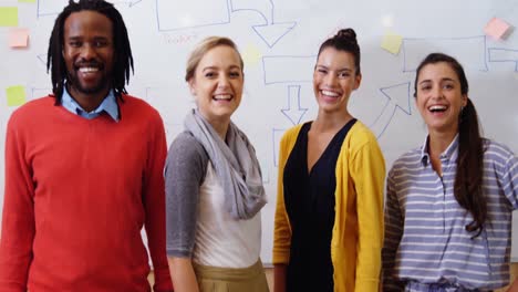 ejecutivo de negocios feliz de pie juntos en la oficina