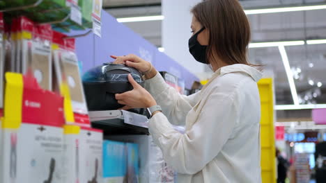 mujer comprando electrodomésticos en una tienda de comestibles