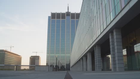 Torre-Financiera-De-Bruselas-En-Una-Cálida-Tarde-Durante-La-Puesta-De-Sol-En-La-Capital-De-Europa,-Bruselas,-Bélgica,-Con-Cielos-Azules