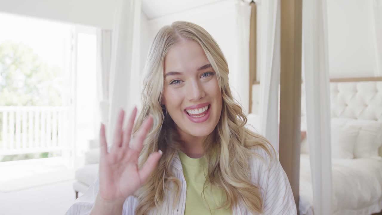 retrato de una feliz mujer caucásica de tamaño grande haciendo una videollamada en cámara lenta