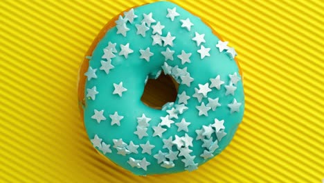 el donut glazado de primer plano.