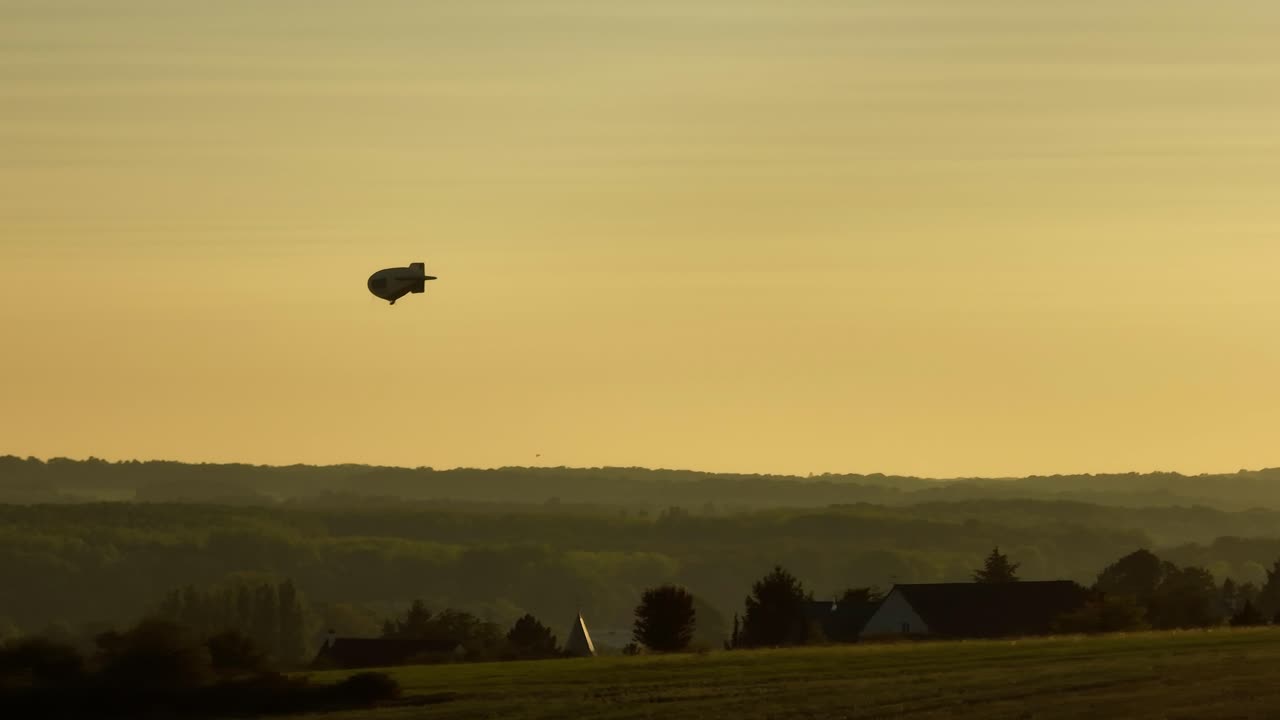 la silueta negra de un dirigible rígido zeppelin sobre los cielos de francia