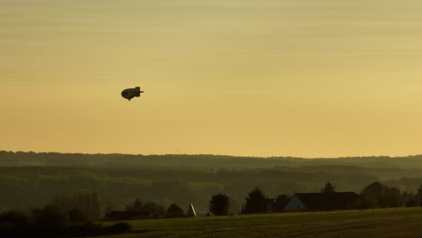 la silueta negra de un dirigible rígido zeppelin sobre los cielos de francia