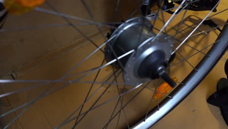 el neumático de la bicicleta está siendo reparado en una caja de cartón