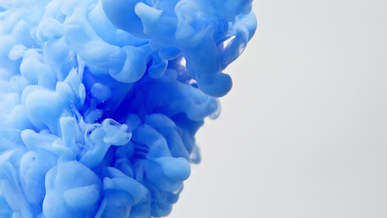 추상적인 회전하는 파란색 잉크