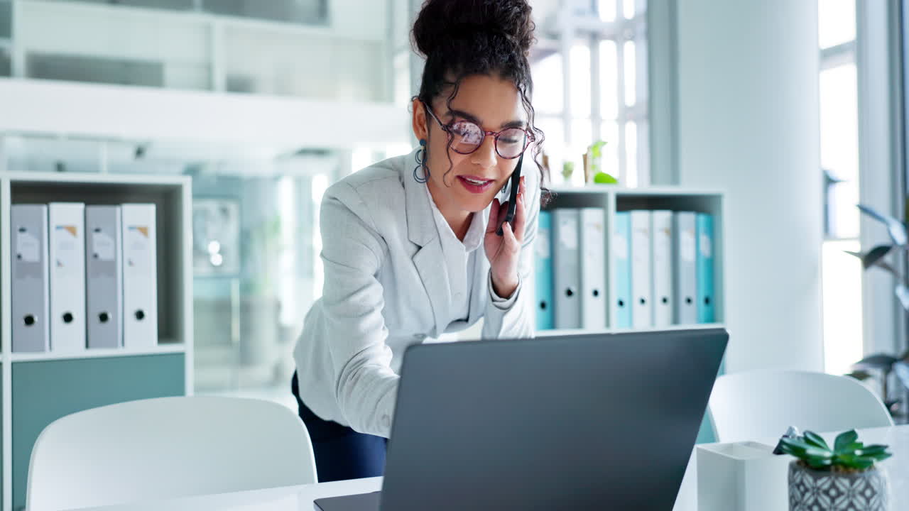llamada telefónica, portátil y feliz mujer corporativa