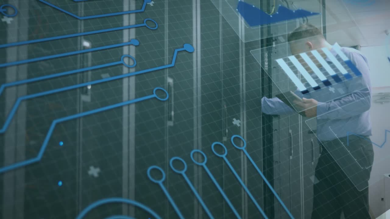 animación de la placa de circuitos y procesamiento de datos sobre el servidor de computadora de fijación de hombre caucásico