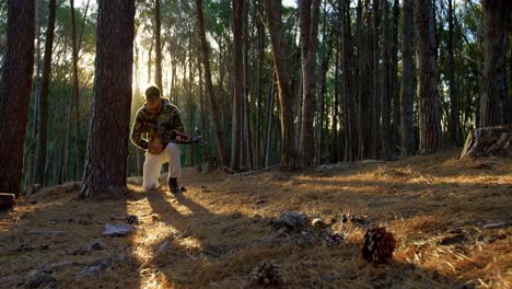 hombre apuntando con un arco compuesto en el bosque 4k