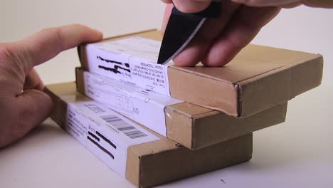 the opening of the parcel with a knife