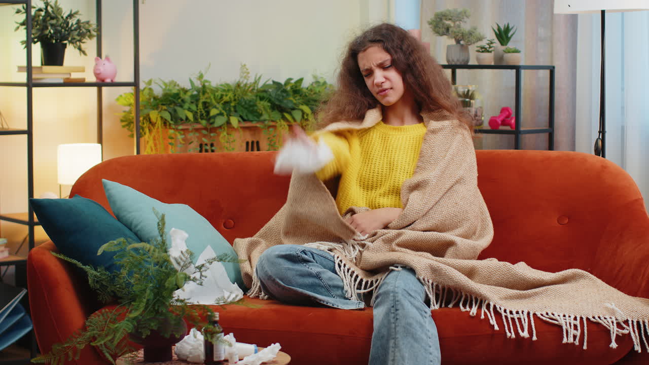 아픈 아이, 감기나 알레르기를 고 있는 소녀, 집 소파에 앉아 재채기를 하고, 킨에 을 어