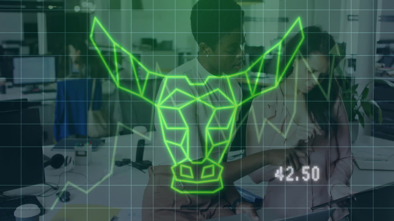Animación de procesamiento de datos financieros y un icono de toro sobre diversos colegas trabajando en la oficina
