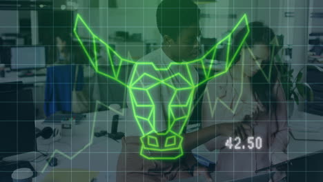 animación del procesamiento de datos financieros y icono de toro sobre diversos colegas que trabajan en la oficina