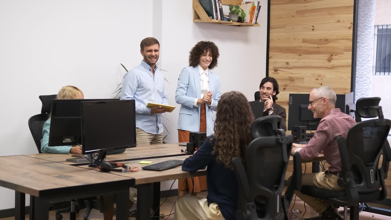 Grupo de personas de negocios hablando sobre un proyecto en la oficina