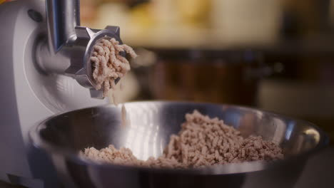 molienda de carne de cerdo en un cuenco metálico molienta de carne