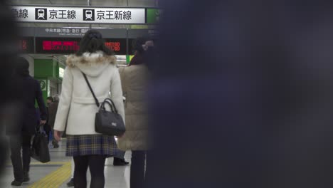 multitudes moviéndose a través de la estación de shinjuku en tokio