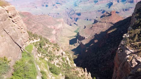 tiro inclinado desde la hierba salvaje hasta el gran cañón