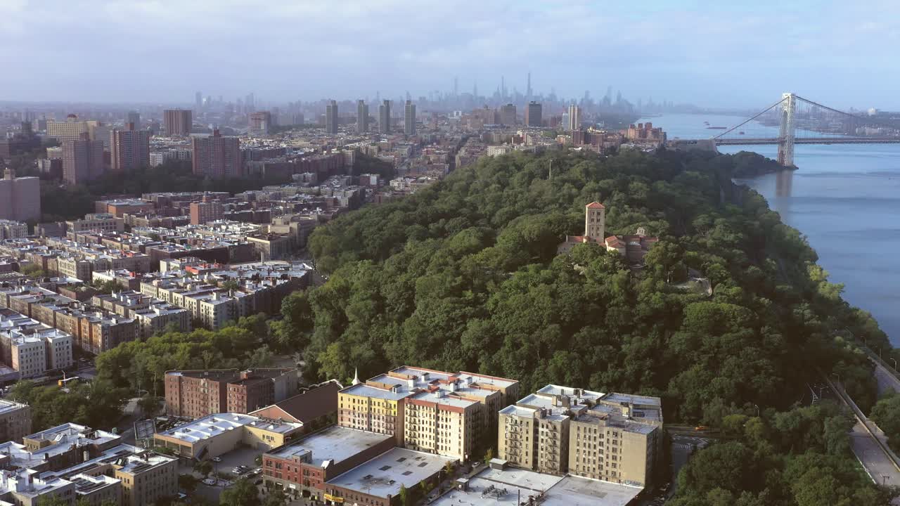 magnífico vuelo aéreo hacia el museo de los claustros en el alto manhattan, nueva york, con vistas panorámicas de los barrios de la zona alta, el centro de la ciudad y el puente george washington que cruza el río hudson