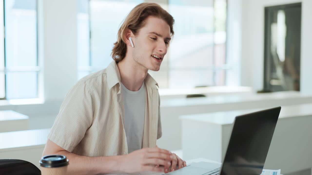 온라인 회의에서 젊은 남자