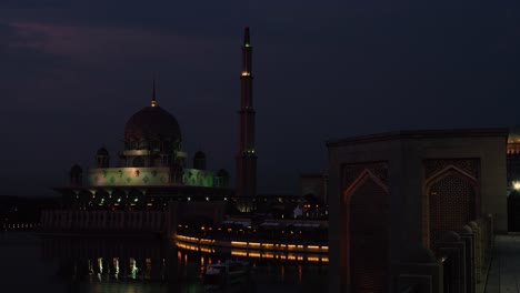 Timelapse-of-Putra-Mosque-in-Putrajaya,-Malaysia-from-day-to-night