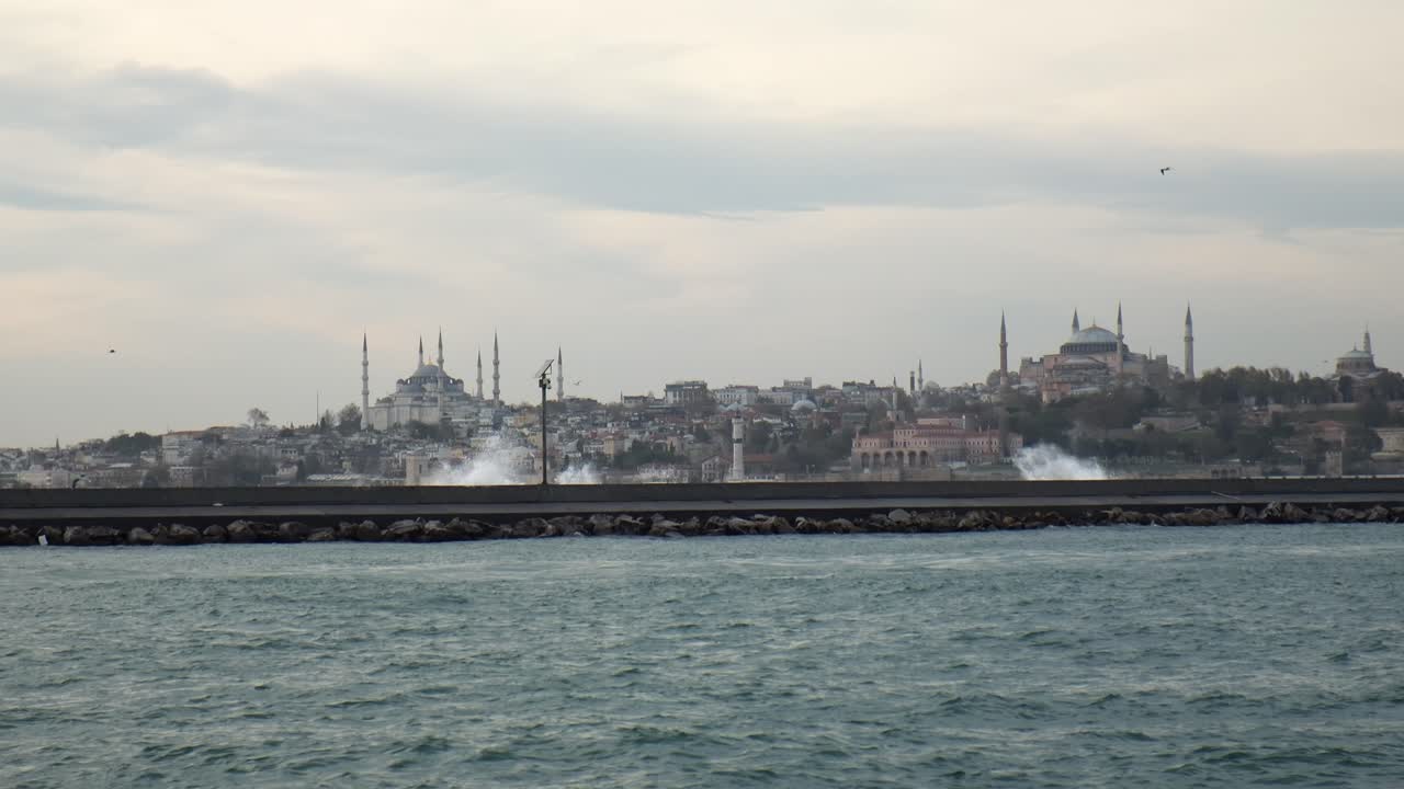 grandes olas están golpeando y salpicando sobre el muelle en estambul en cámara lenta