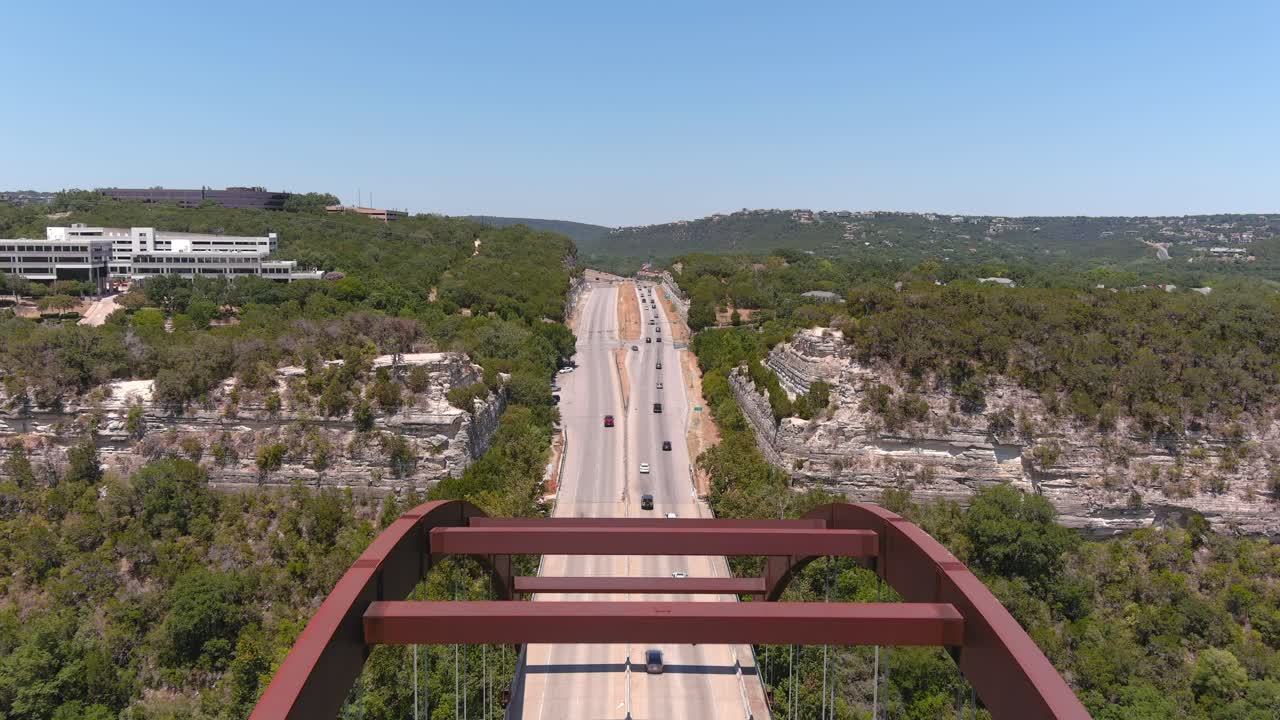 fly over revela una toma de drone del puente pennybacker en austin, texas