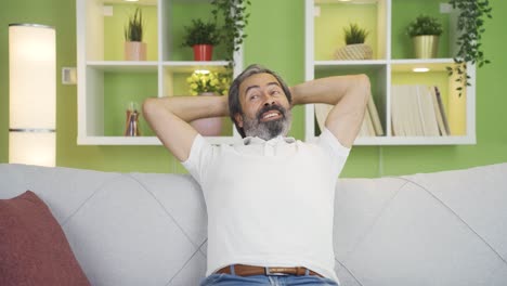 el hombre maduro es feliz y pacífico en casa.