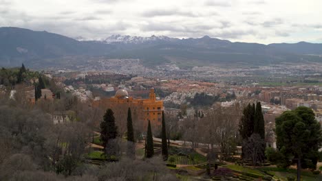 Vista-Panorámica-Sobre-Las-Afueras-De-Granada-Y-Las-Montañas-De-Sierra-Nevada-Con-Nieve