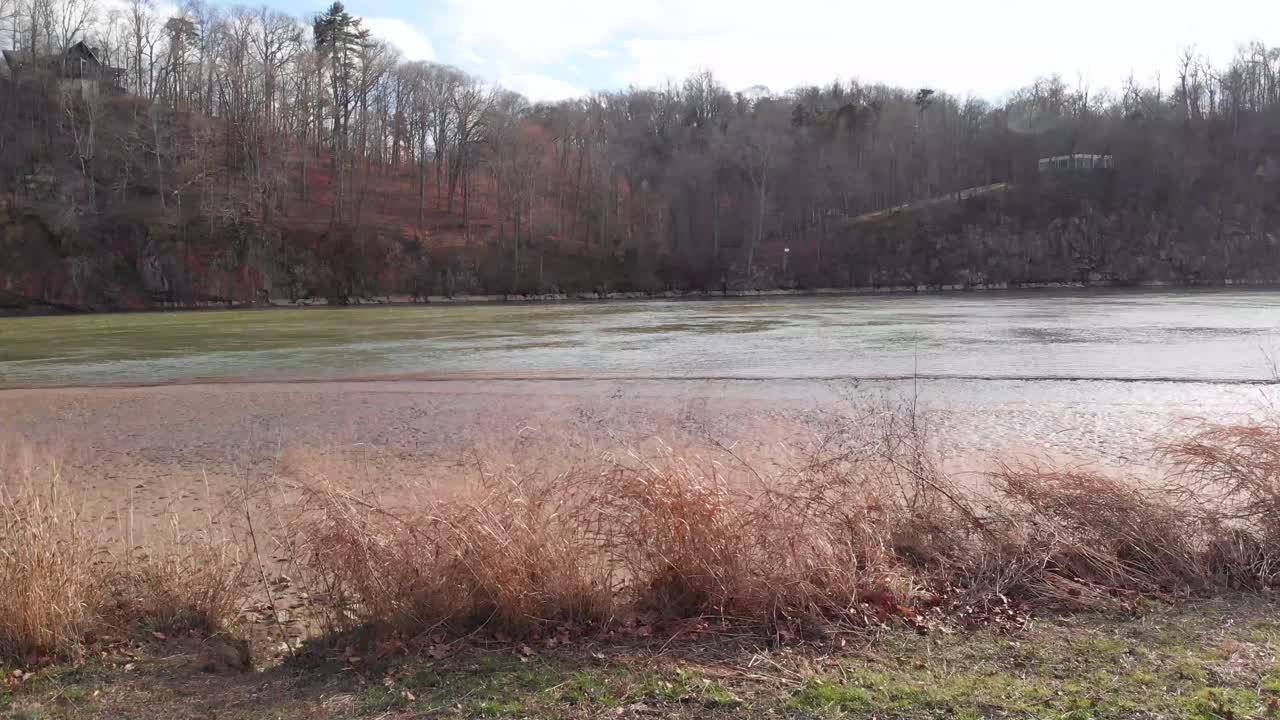 강을 향해 공원 벤치를 통해 비행