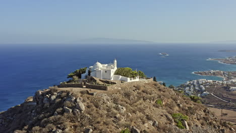 paros griechenland aerial v7 drohne fliegen um den hügel des st. antonius klosters mit wunderschöner weißer kirchenfassade mit blick auf atemberaubende landschaft und ägäis seelandschaft - september 2021