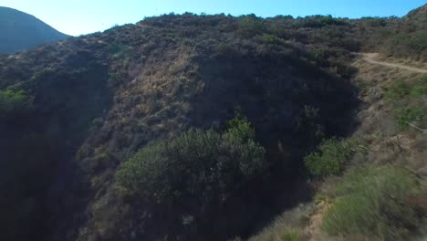 Buena-Antena-Siguiendo-A-Un-Ciclista-De-Montaña-Subiendo-Una-Montaña-De-California-4