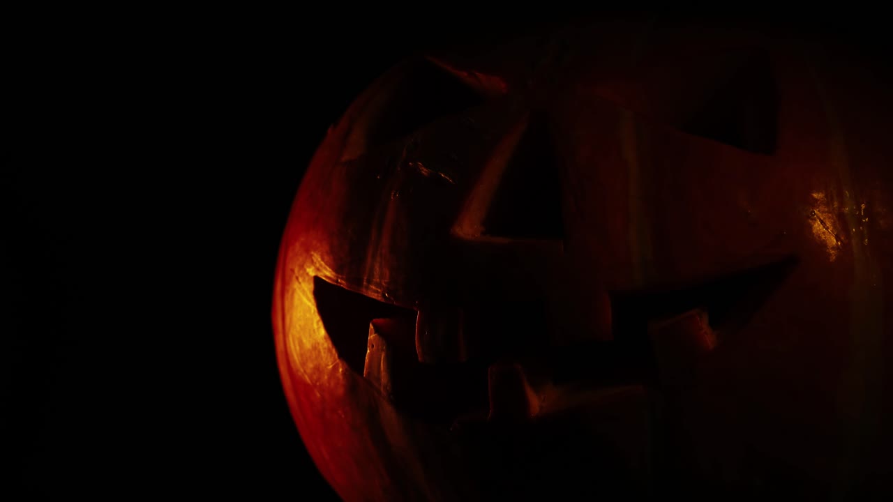 Jack-o-lantern spaventoso su sfondo nero.