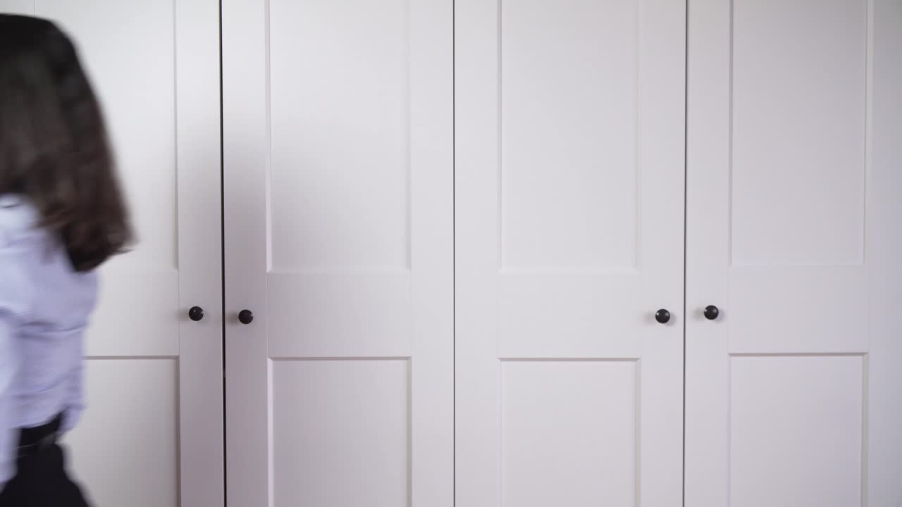 Business caucasian girl showing hand gestures, counting to three on fingers