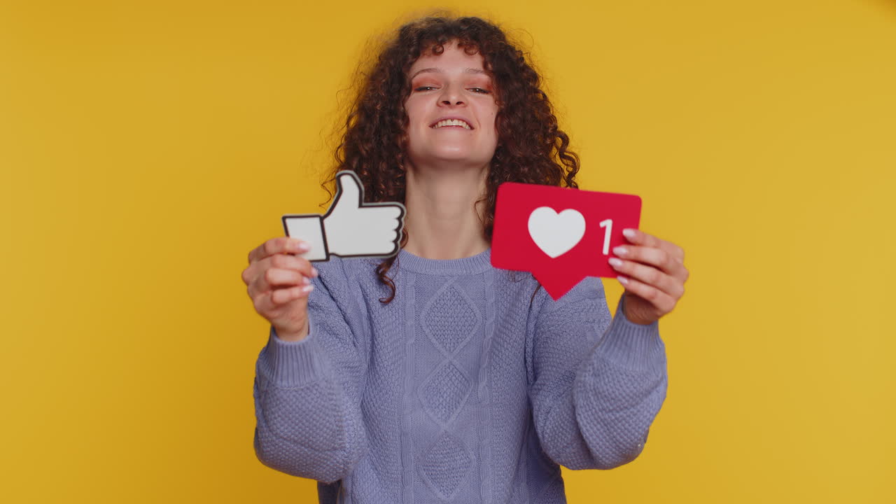 mujer sosteniendo iconos como y corazón
