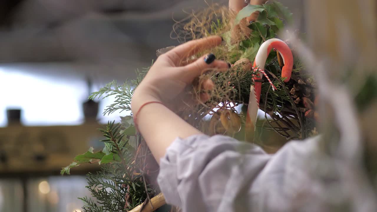 florista en el trabajo. cómo hacer una corona de navidad con arreglos florales. paso a paso, tutorial