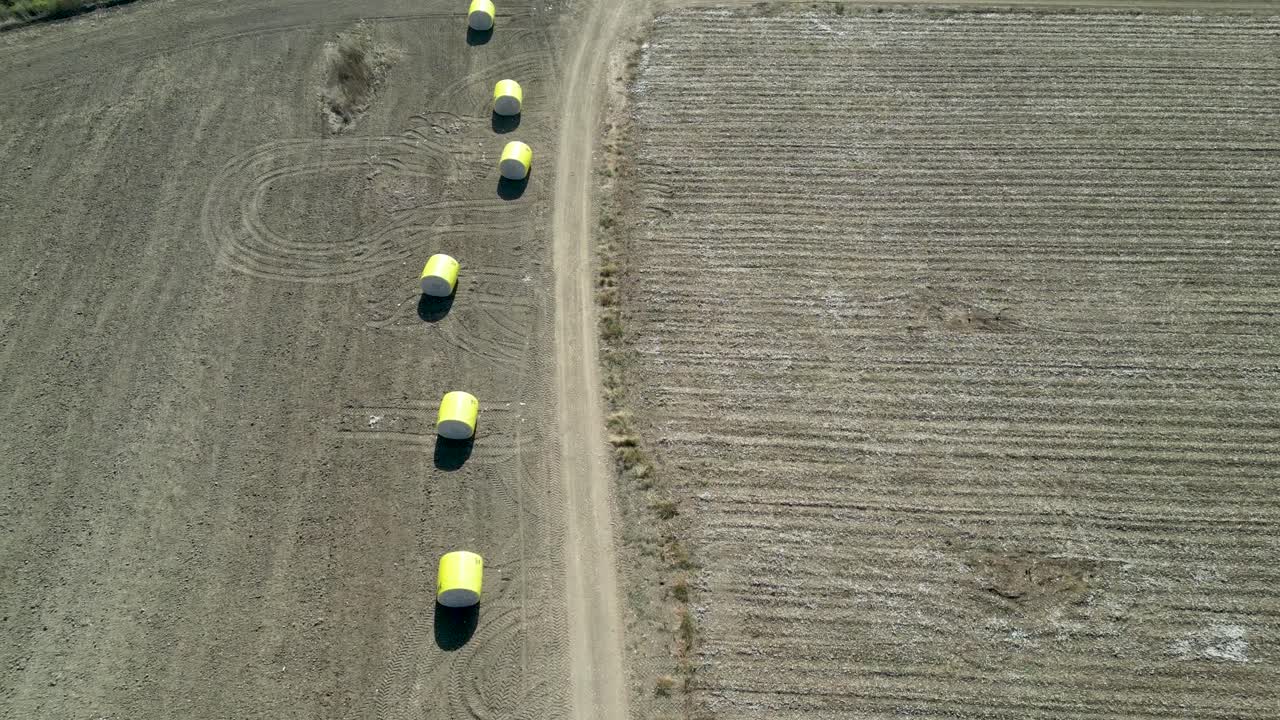 vídeo de drones aéreos de alta resolución 4k de un campo de algodón después de la cosecha anual de algodón - hulda israel