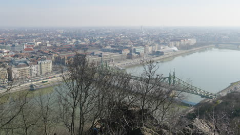 Ein-Panoramablick-Auf-Budapest-Vom-Freiheitsdenkmal-Hügel-An-Einem-Sonnigen-Tag
