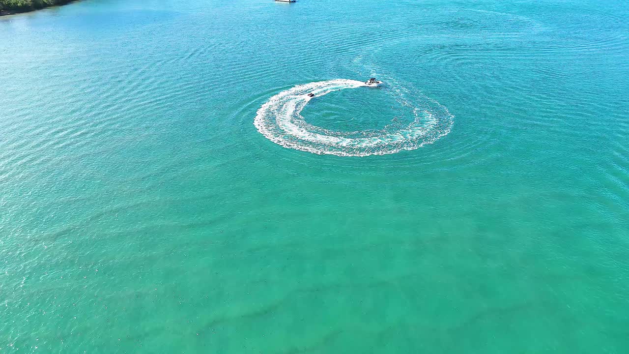 배는 물 위에 원형 패턴을 만니다.