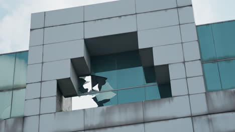 edificio de ventanas de vidrio roto abandonado