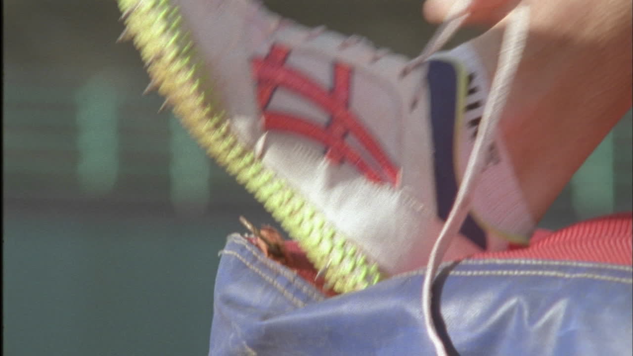 un hombre ata su cordón