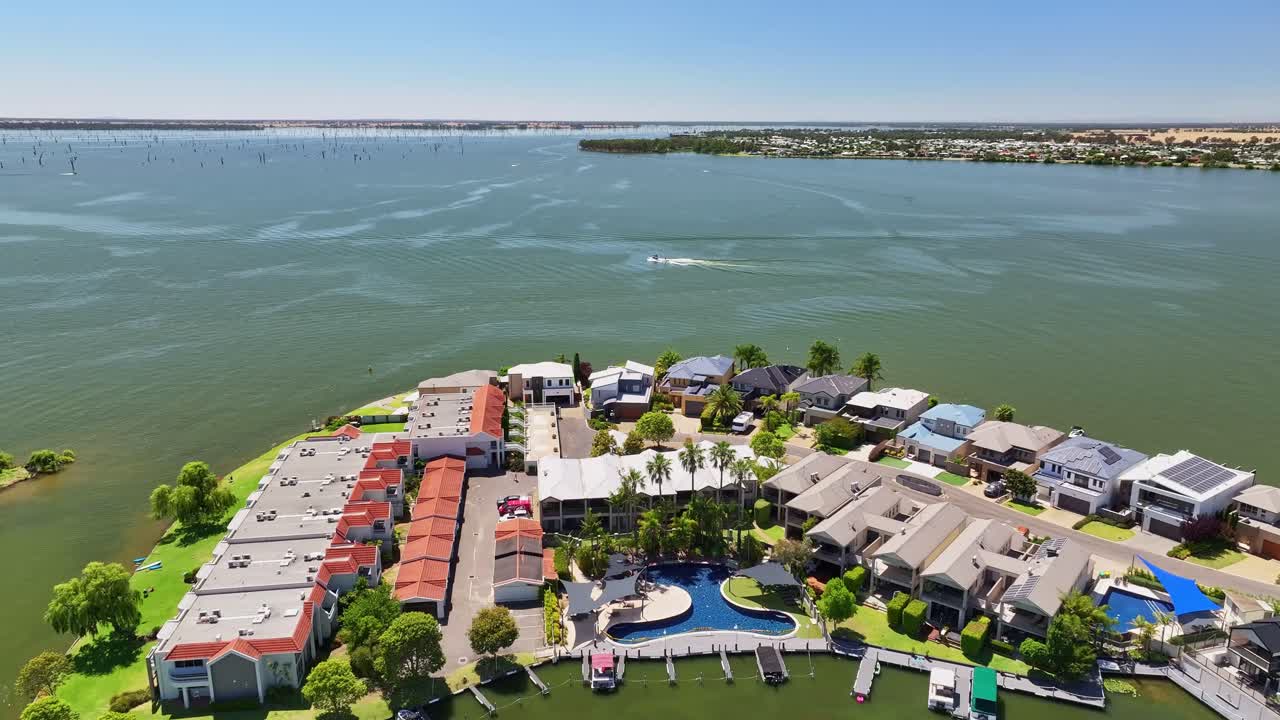 aérea sobre la piscina de un complejo y mirando hacia el lago mulwala más allá