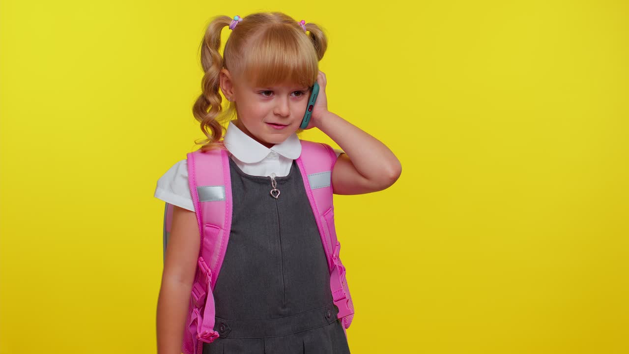 escolar insatisfecha nerviosa irritada haciendo una llamada con teléfono móvil a la madre, pelea familiar