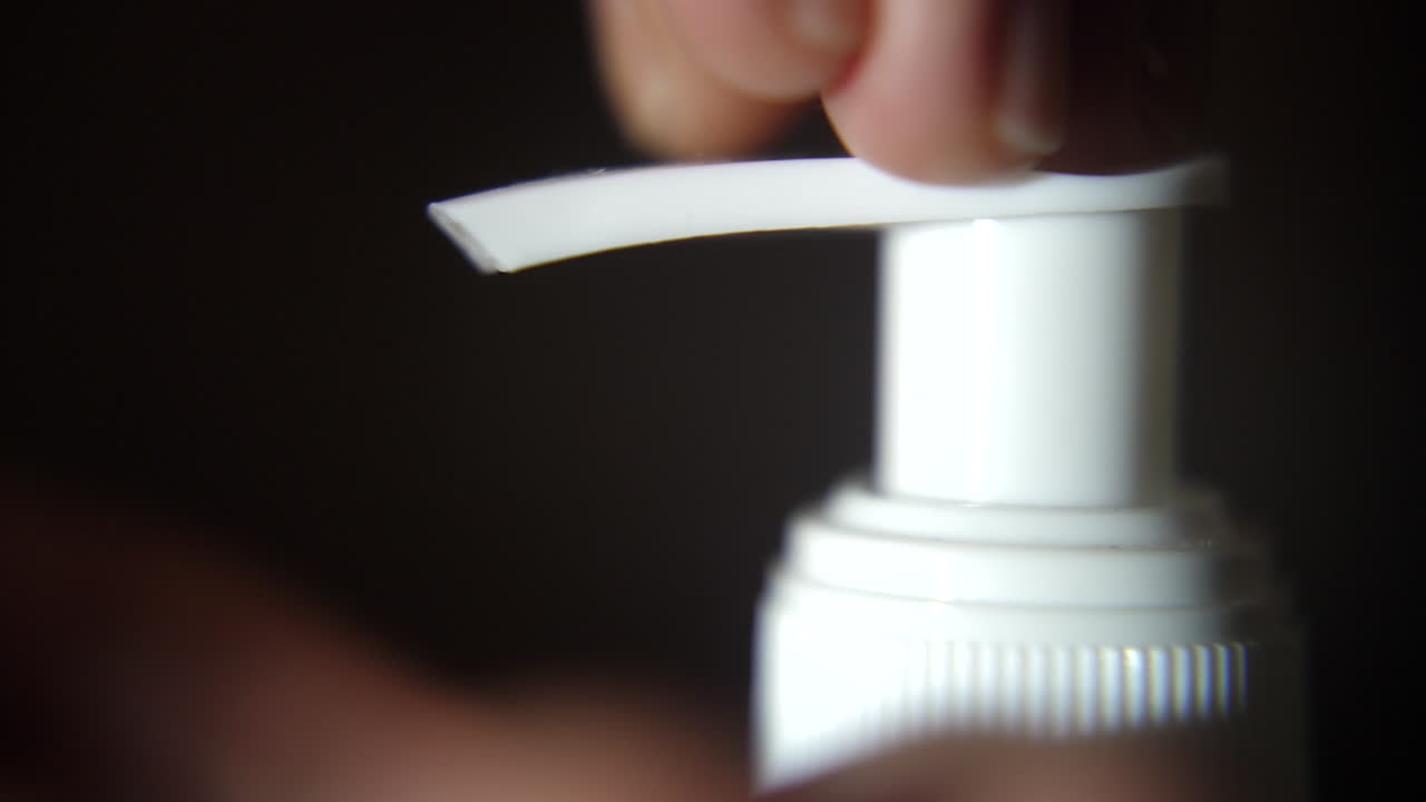 Hand Pressing Pump Dispenser to Release Clear Liquid