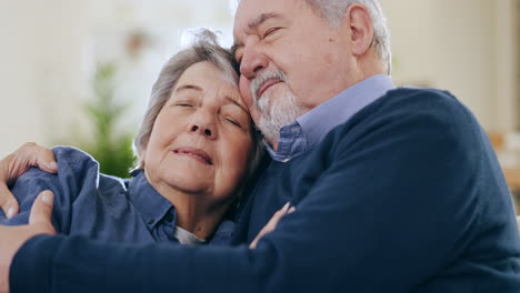 amor, relajarse o un abrazo de pareja vieja en la sala de estar de la casa