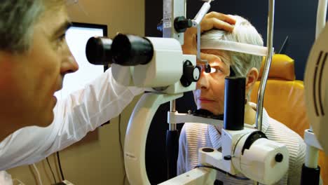 optometrista examinando los ojos del paciente con una lámpara de hendidura 4k