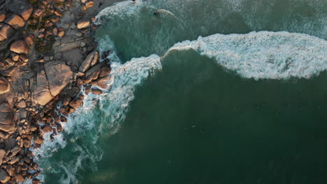 Luftbild:-Llandudno-Surfer-Sonnenuntergang-Kapstadt
