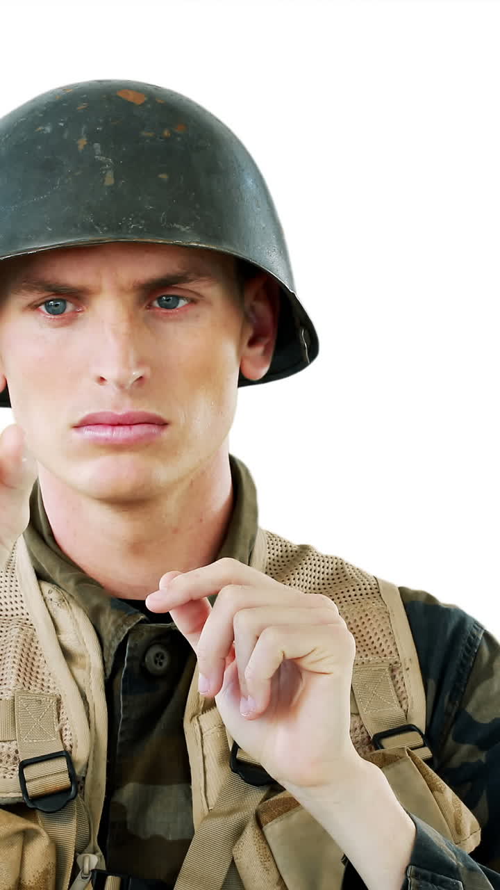 디지털 화면을 사용하는 군인