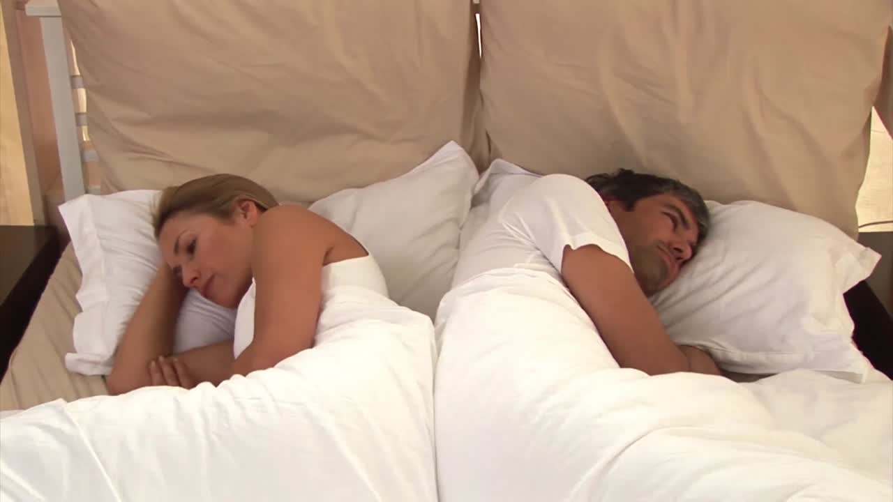 una pareja aburrida durmiendo juntos.