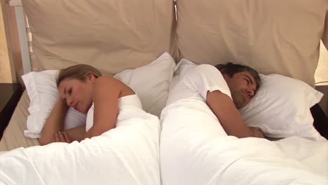 una pareja aburrida durmiendo juntos.