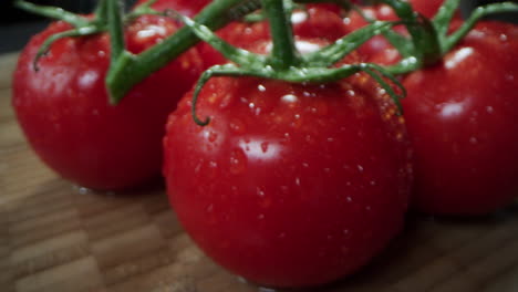 una cámara se mueve sobre los tomates rociados con agua