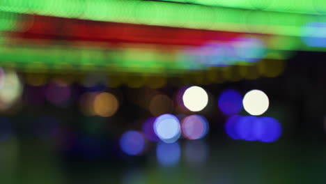 vista desenfocada del paseo en coche de parachoques en el parque de atracciones o feria
